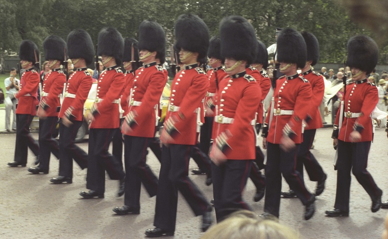 006-10 London - Changing of the Guard at Buckingham Palace.jpg
